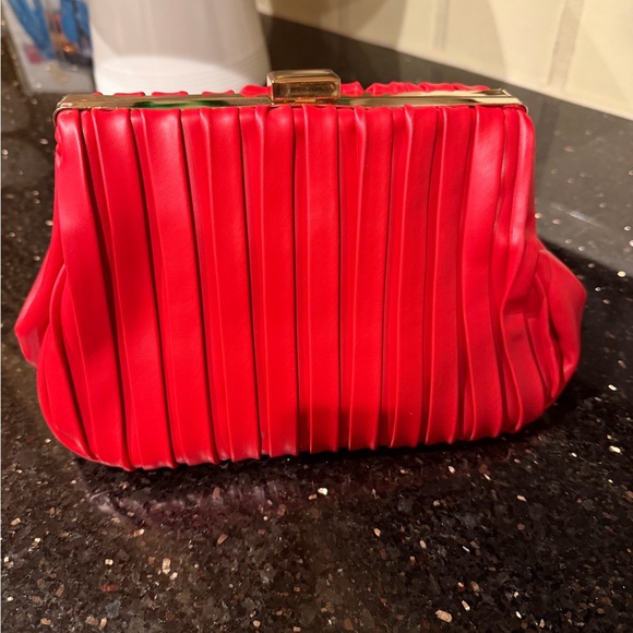 NWT A winner Red Pleated Clutch with Gold Chain Handle - Picture 4 of 9